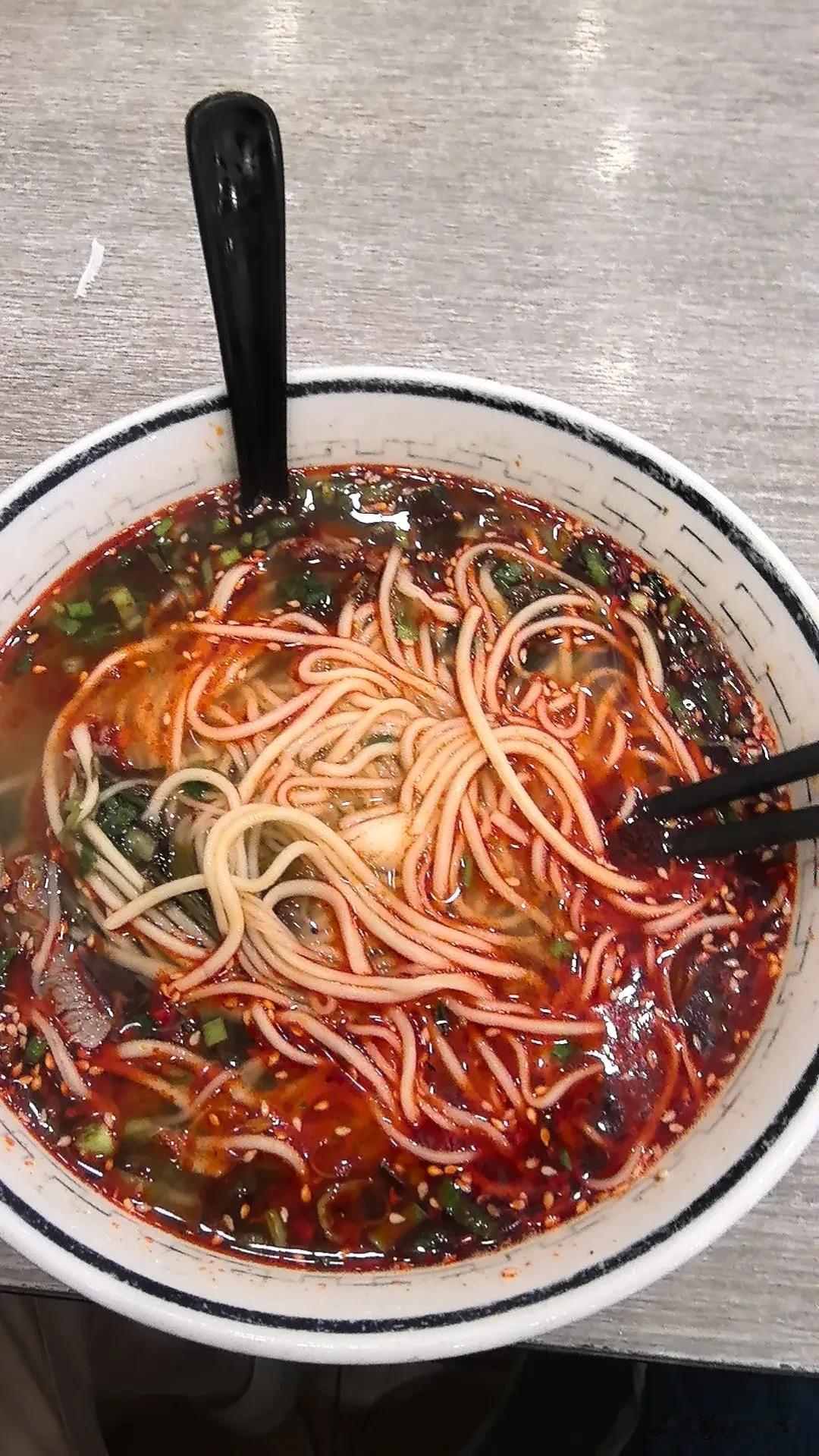进门饺子出门面。秋天藏不住思乡，回家住了几天。临别一碗面是家乡的味道也是家乡的风