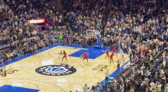 逆天！贝恩1.9秒接球漂移三分！压哨绝杀！

全场比赛，贝恩在出手最后一投之前，