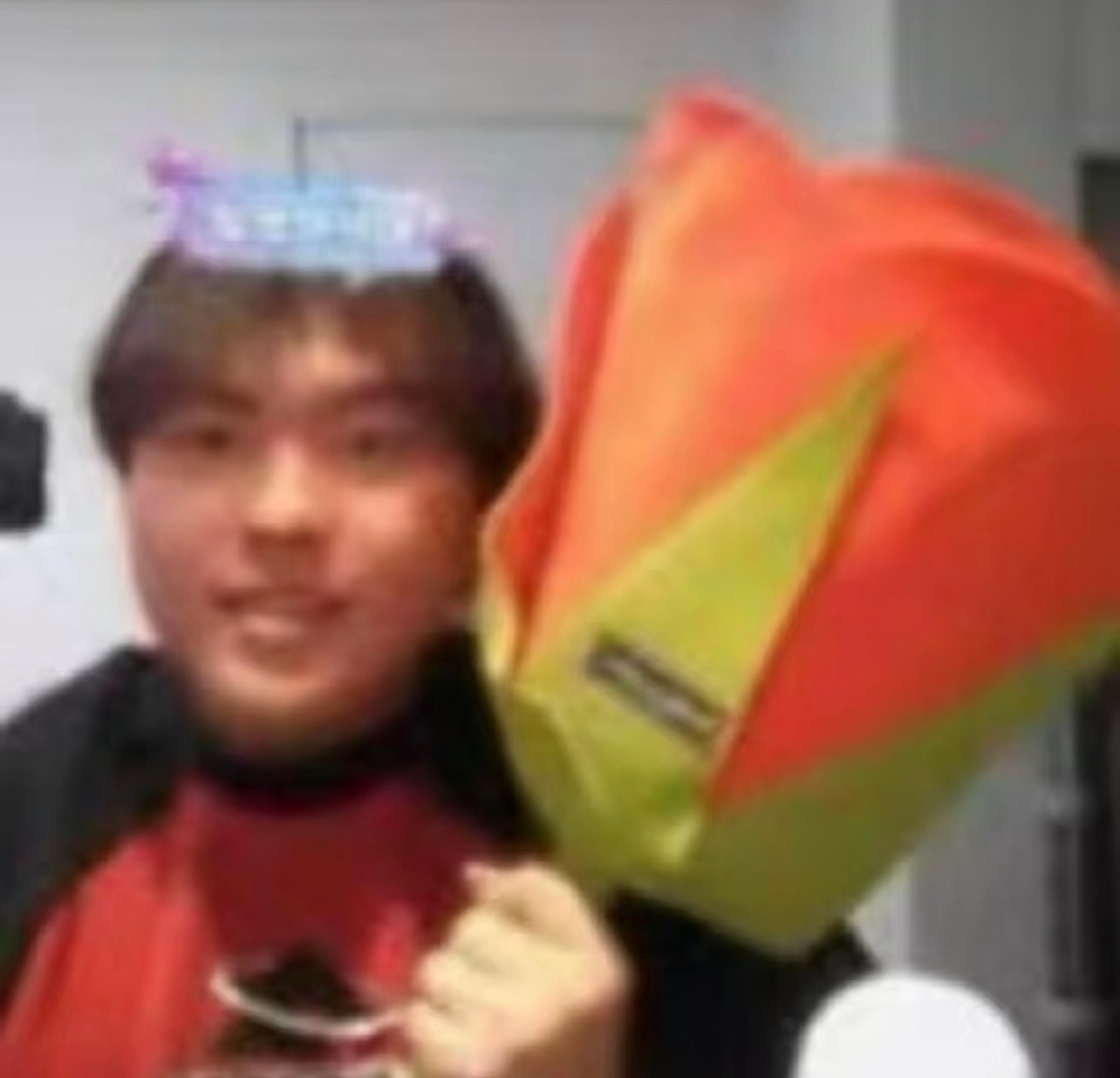 桃黑黑晒200元的英国电话亭桃黑黑家里都是猎奇难卖的东西 在桃黑黑家我们能看到公