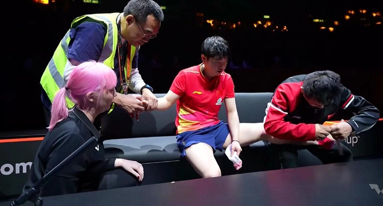 孙颖莎在和蒯曼的比赛中申请医疗暂停。

2025WTT香港总决赛，女单半决赛，孙