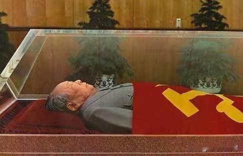 有一个很神奇的现象，但凡从北京伟人纪念堂瞻仰伟人遗容出来的人，都是心情无比沉痛的