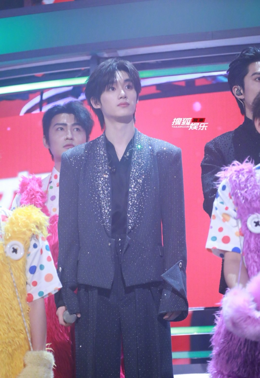 丁程鑫｜疯狂好六夜媒体生图，深色异形西服套装，缀以碎钻，这张脸还是太权威了👏 