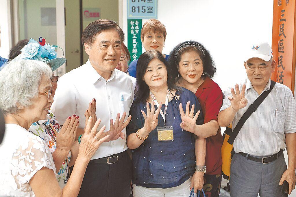 国民党主席候选人郝龙斌(左三)16日出席松山区请益之旅，现场许多党员支持。