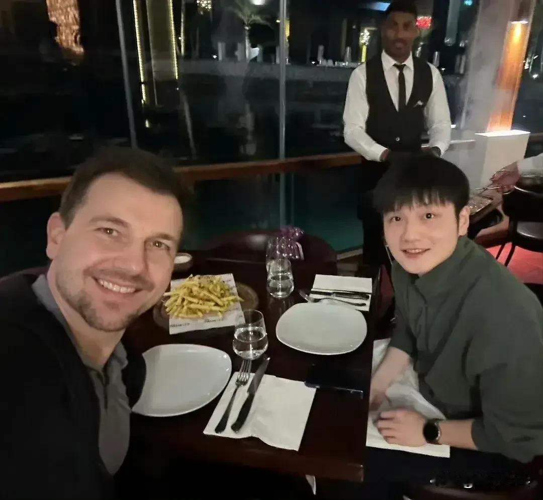 樊振东和波尔共进晚餐
波叔和小胖又约会了，上次波叔开车3小时带着樊振东看球赛，这