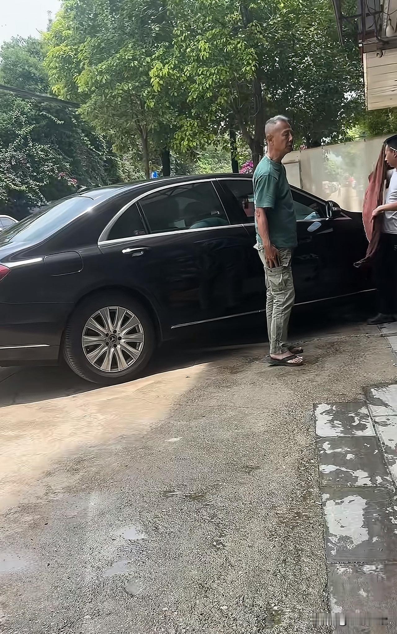 应该是遇到明星了，好像是个演员？有认识吗？明星