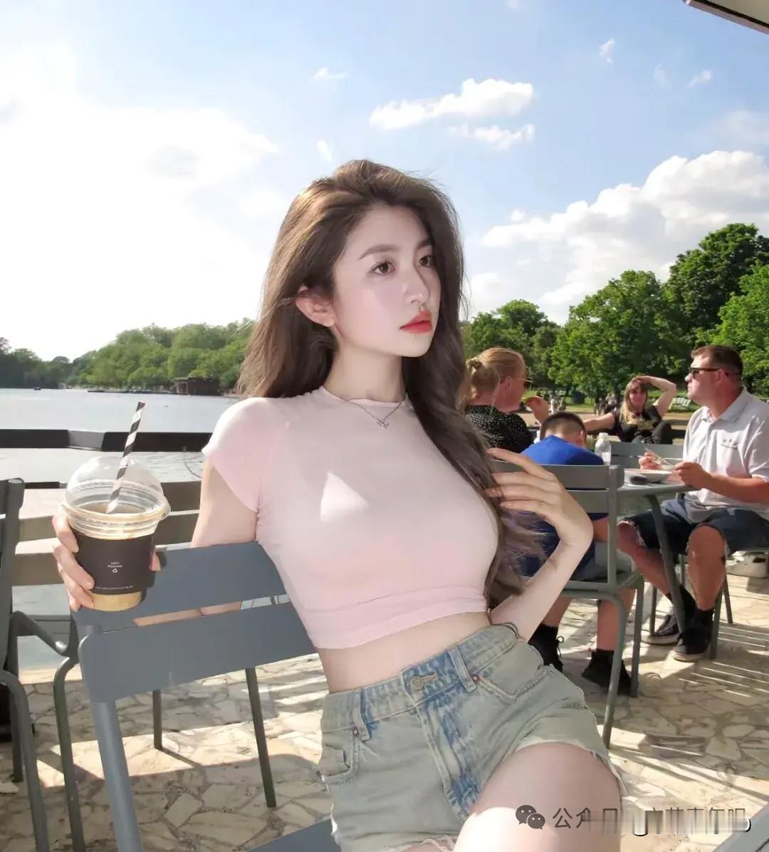 夏日到湖畔咖啡馆享受时光，简直美滋滋！就像上海曲阳公园的涟咖啡，临湖而建，坐在棕