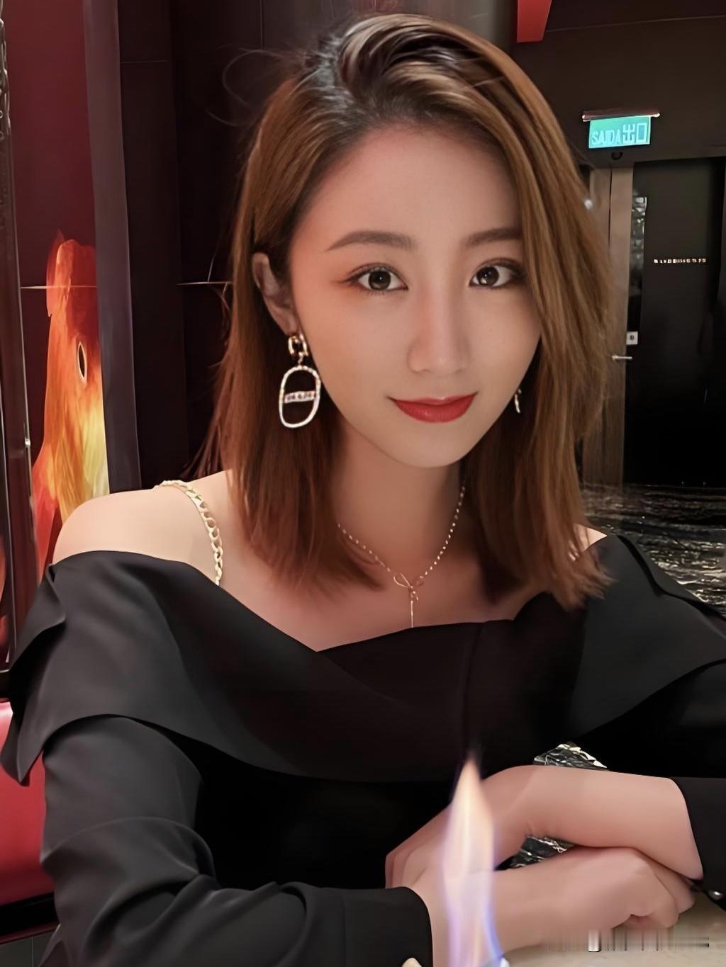 余露莹，镜头前从容大气，言辞温润有力。她以专业素养传递时代声音，用知性魅力诠释新