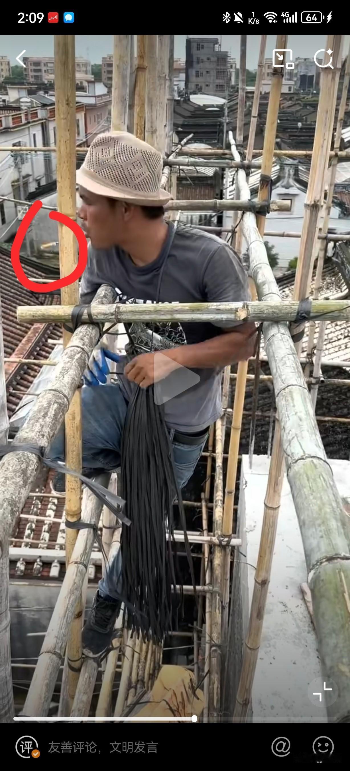 最后吐烟头的动作，解释了一切…
香港都是这种竹子的脚手架，工作量很大，容易着火，