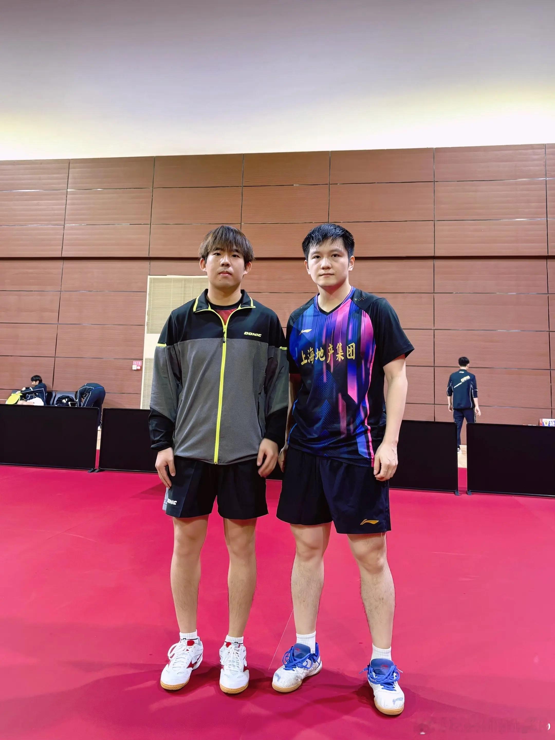 先锋乒羽陈静俱乐部的王阳分享和樊振东、王曼昱、林昀儒的合影📸️ ​​​
