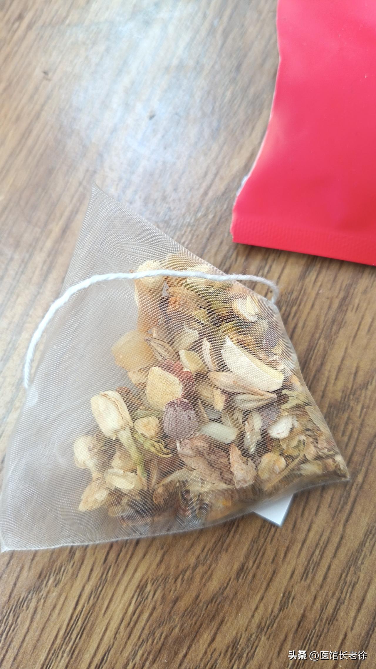 今天的社交媒体，各种各样的头条，各式各样的专家遍地，有医疗大师，有引流大师，有管