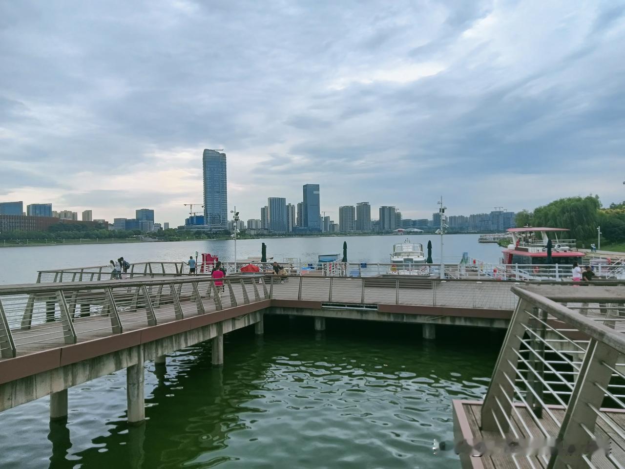 下午到灞河边转悠，天气时阴时晴，总体上阴云密布！中途还能感觉到零零碎碎的毛毛雨！