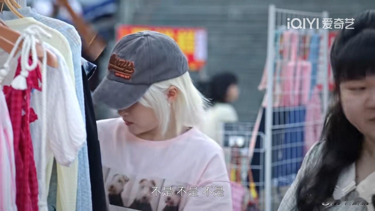 《生逢其时》第17集预告：齐时摆摊很不容易，还得时不时小心城管。移动烧烤摊大哥告
