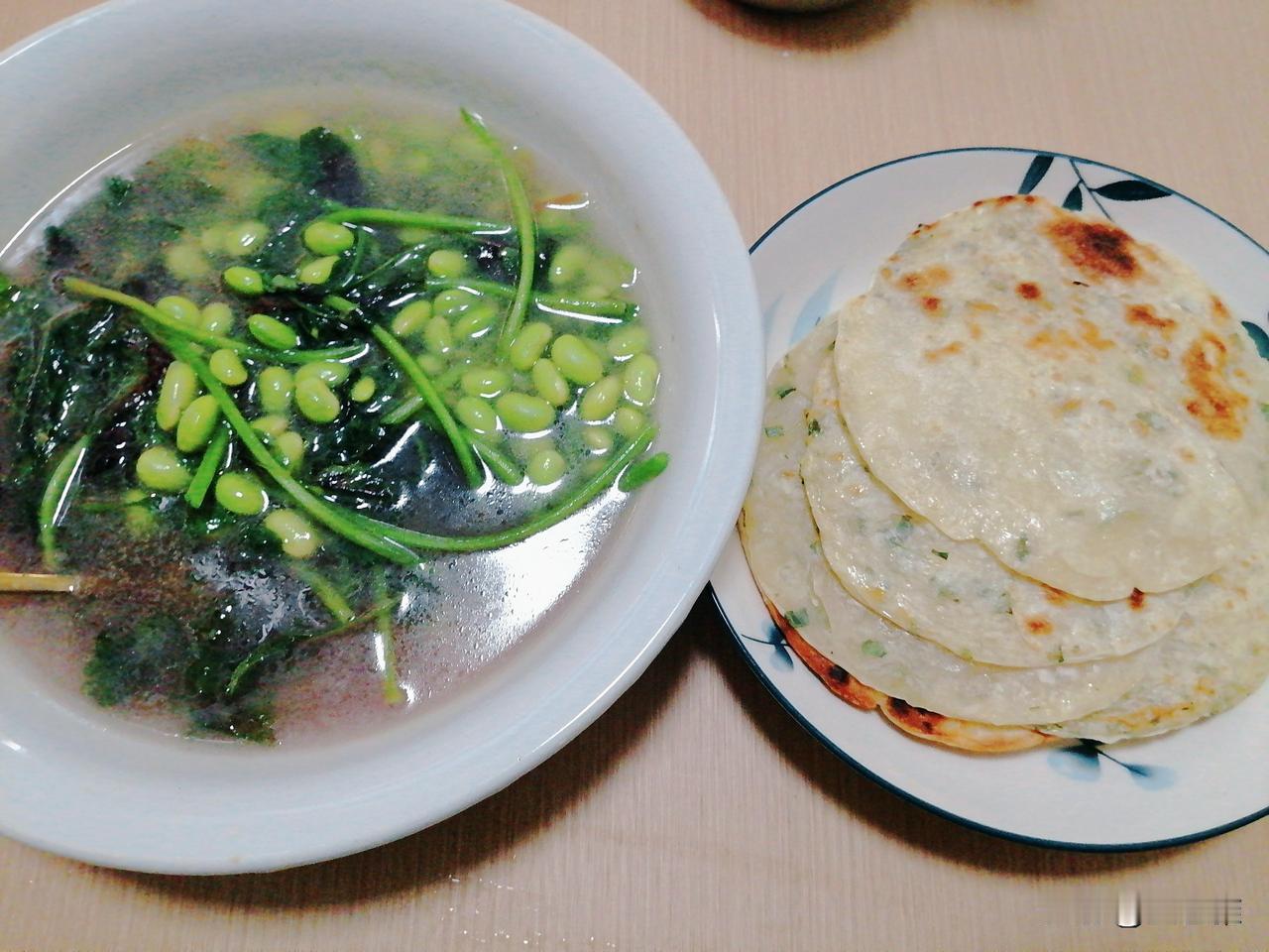 我今天第一次用公寓配套的餐桌吃饭。

做防水的师傅已经走了。

我用昨晚剩的鸡骨