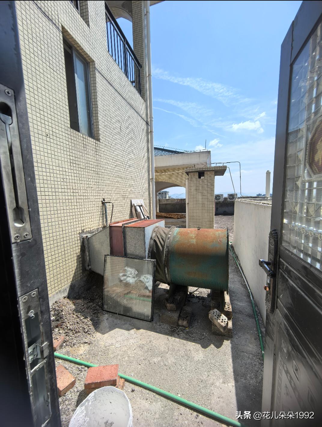 求助！这么大坨铁疙瘩怎么搞？
无语子。
一层两户，买房的时候就是因为上面这个1/