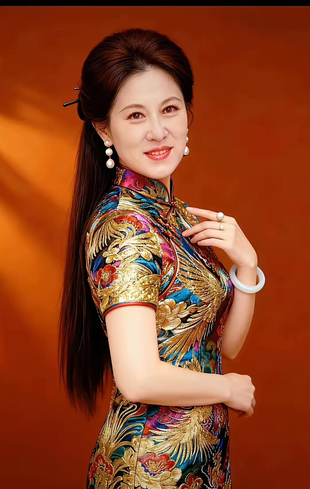 水仙子·旗袍雅韵
绫罗裁就韵娇妍，
锦袂流芳梦亦牵。
云肩巧绣蝶花畔，
盘扣精编