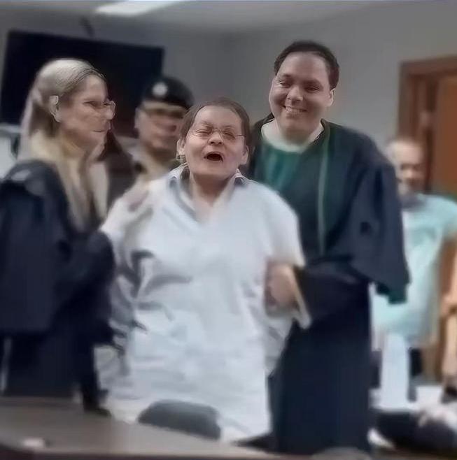 巴西，一42岁的单亲妈妈在凌晨被女儿的尖叫惊醒，她冲进房间，看到男友正趴在11岁