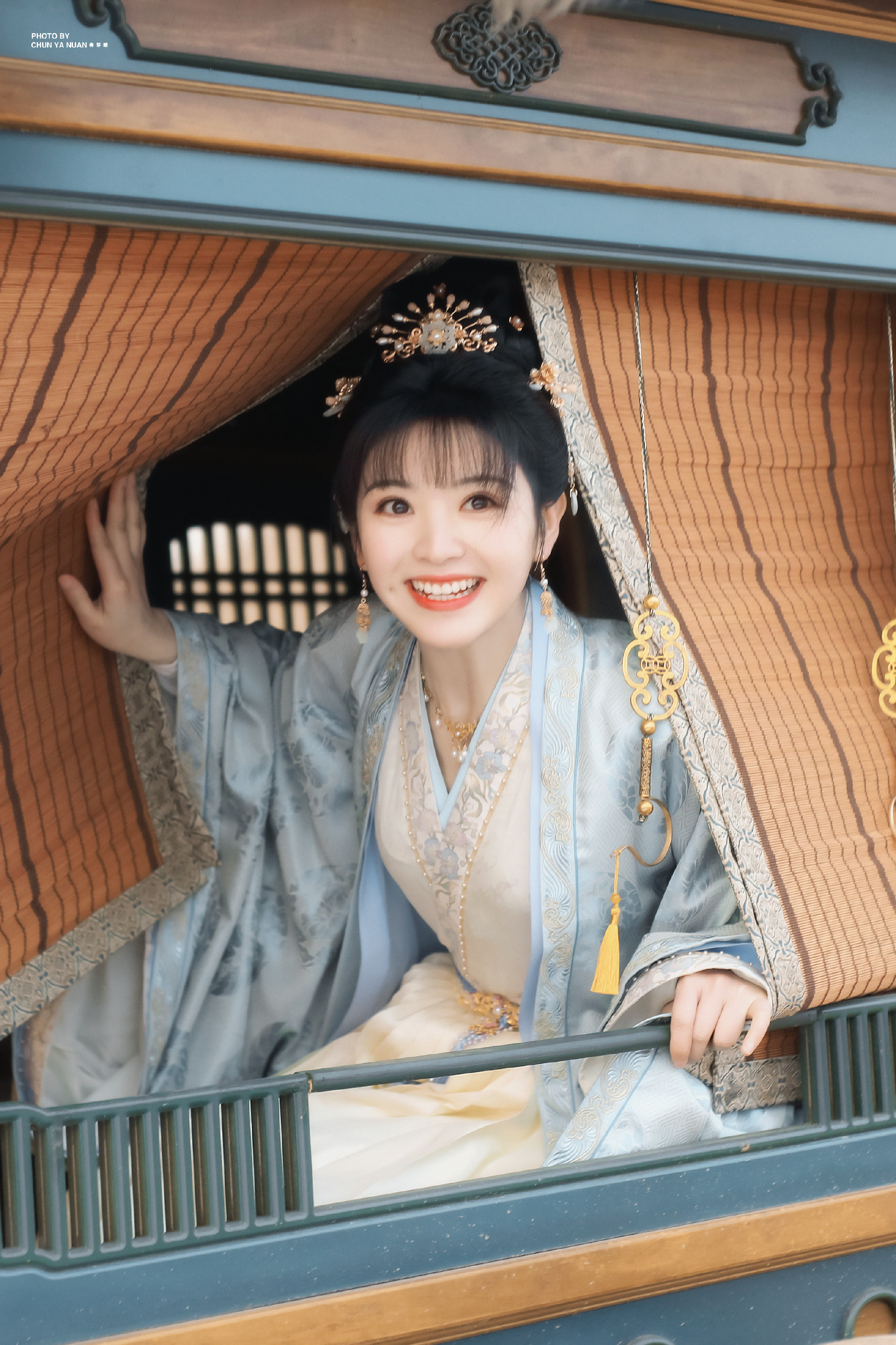 马车里这张太神了 居然没有其他类似的剧照女孩你笑起来真的很漂亮🥺 
