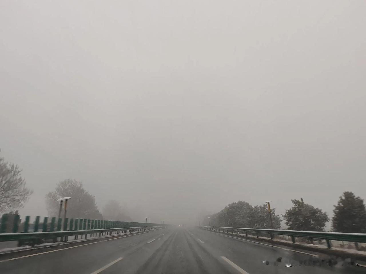 2025年的第一场雪就这样悄然而至。过年回家的路上雪越下越大，归心似箭！