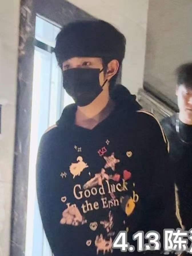 陈浚铭新剪头发了陈浚铭又新剪头发了 这个发型是认真的吗！已力竭 