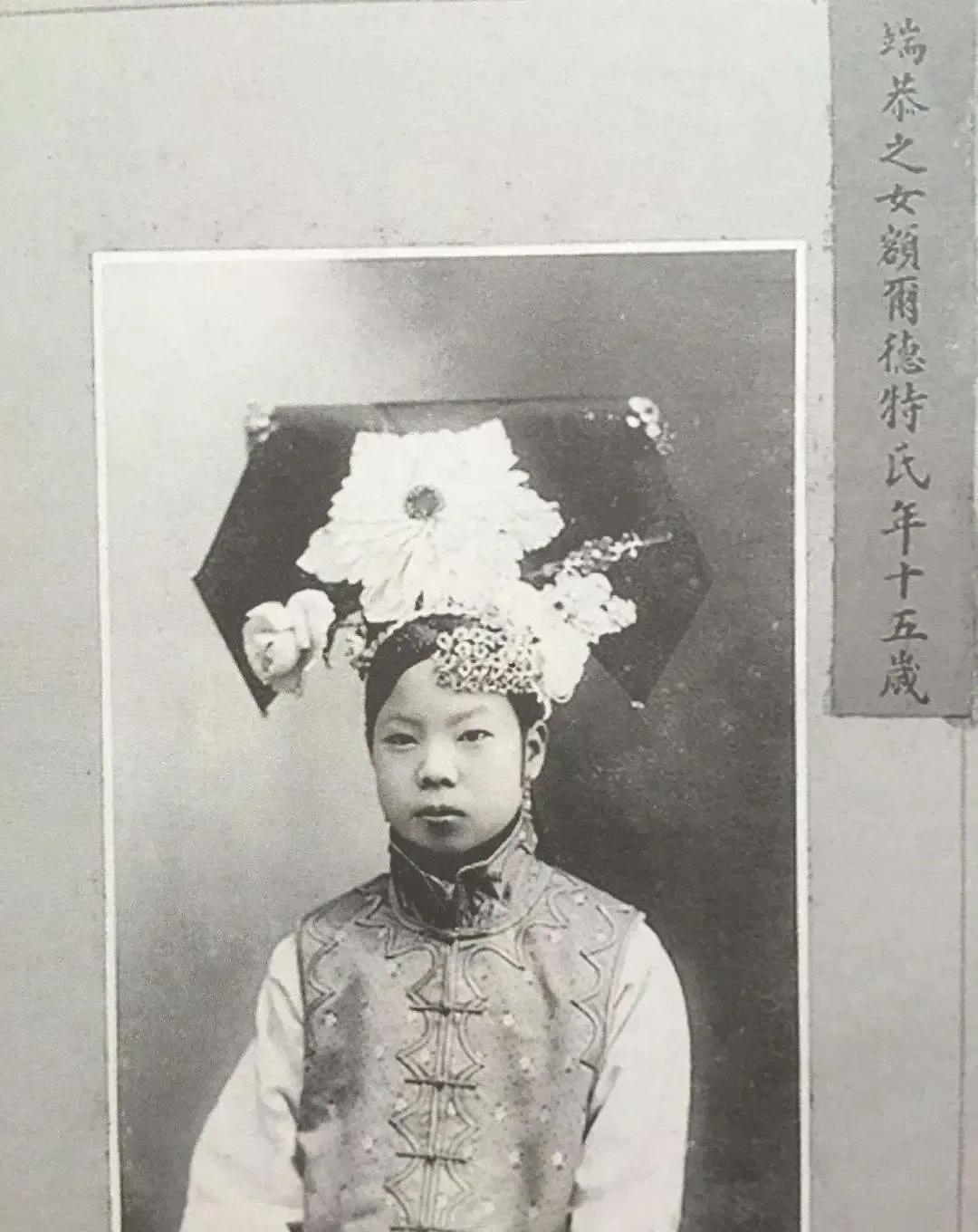1922年，14岁的文绣嫁给17岁溥仪。

新婚夜，养心殿的红烛烧到第三根时，溥