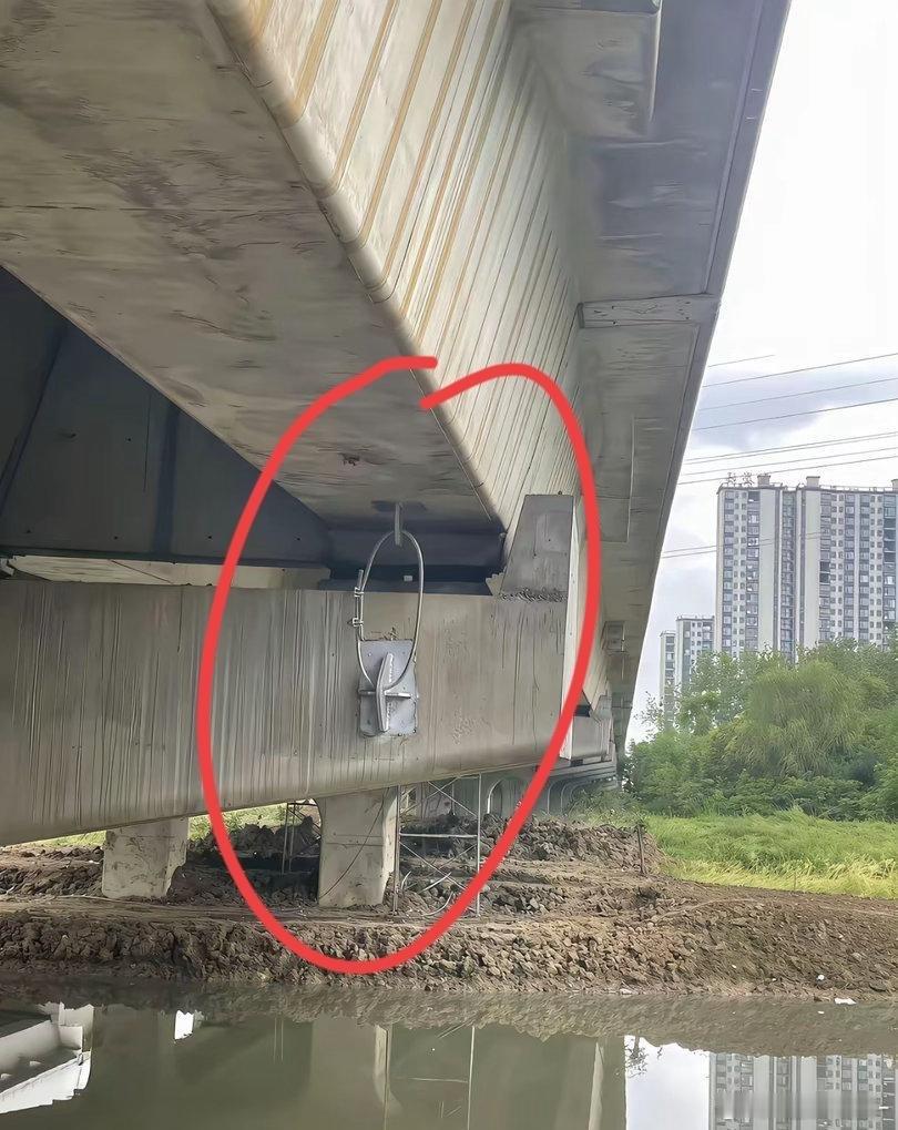 桥梁下为什么要上锁，这是什么原理呢，求科普 