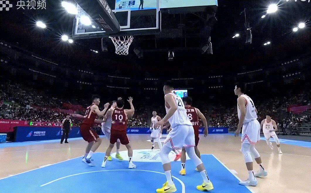 四川队和浙江这场打得很焦灼啊，对抗强度还蛮大，禁区里摔得人仰马翻的，周琦护目镜都