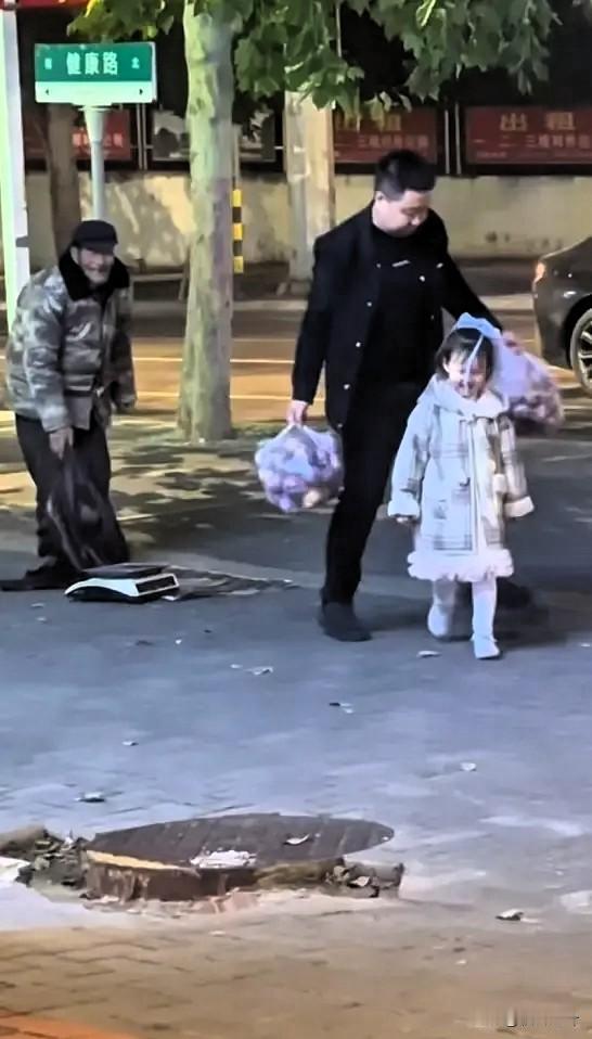 山东淄博火了！”山东淄博一家人深夜回家，在路边发现一个卖苹果的老人

筐里的苹果