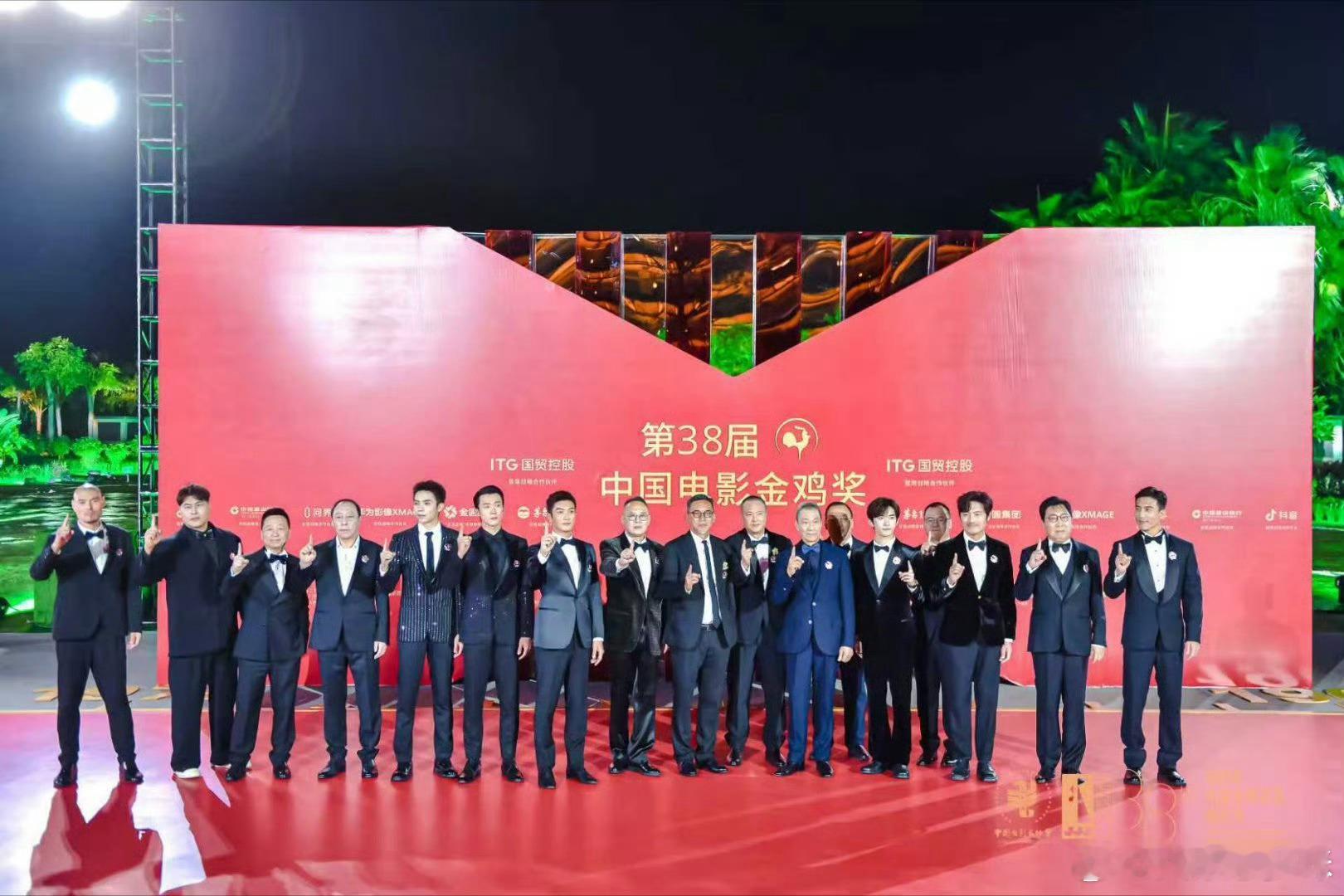   金鸡红毯主创亮相气场炸裂！全员超A尽显匠心，复刻古战船还原史诗，满心期待 