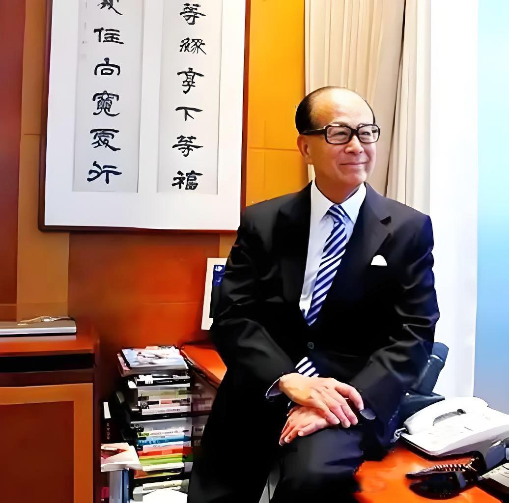 李嘉诚的办公室里长期悬挂着一副对联，内容是：
发上等愿，结中等缘，享下等福；
择
