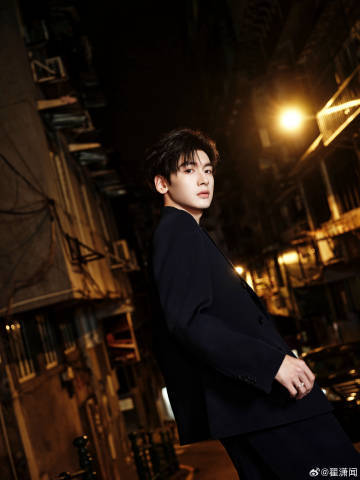 翟潇闻港风男神 翟潇闻尖叫之夜出发图来啦，黑西装露额头，帅得很周正的港风男神~胸