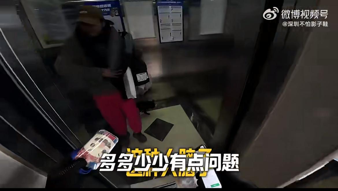 银川女子的狗和外卖小哥同乘电梯，走丢了，找外卖小哥扯皮赔偿。这个小哥送餐进电梯。