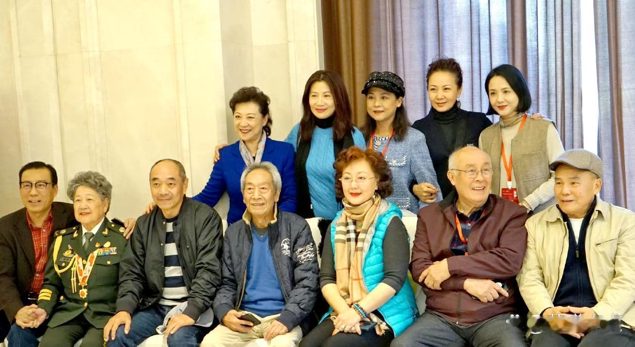 这一屋子可都是艺术瑰宝啊，这些老艺术家个个都有优秀的影视代表作品，你看过他们的哪