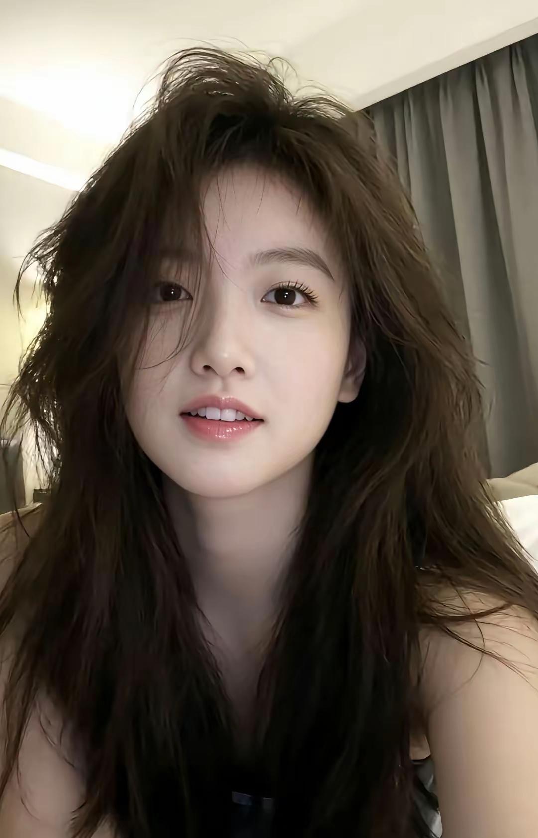 莎莎退役后
留起长发，穿上时装，画上精致的妆容
真是一眼万年啊