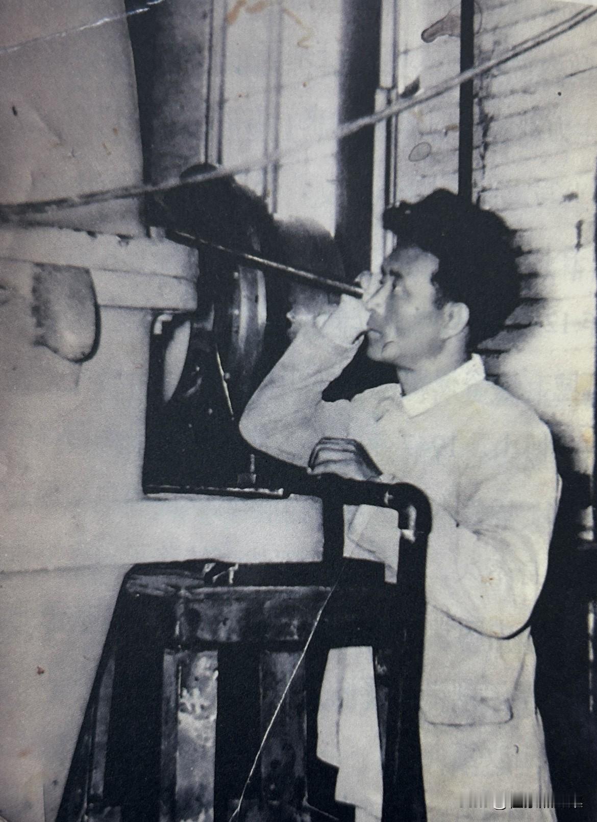 1953年，焦裕禄在洛阳矿山机器厂参加工业建设，​这是他在车间里凭听觉监测卷扬机