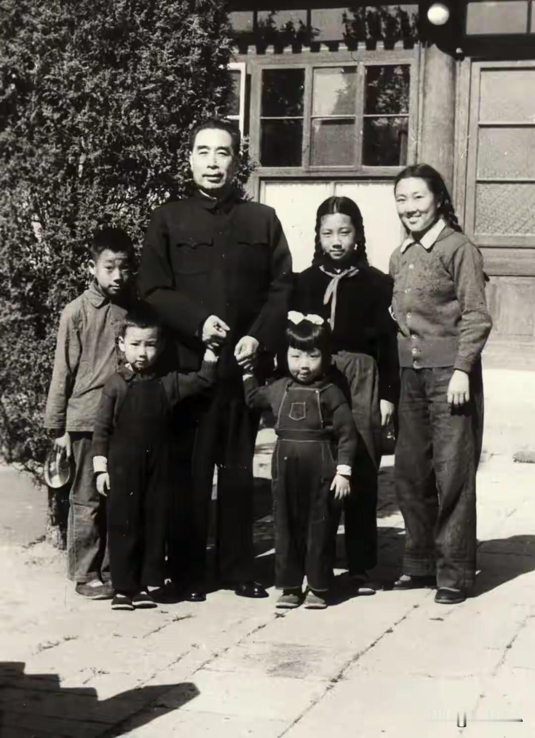 周总理，您看见了吗？“这盛世，如您所愿”
 
十里长街的寒风早已远去，当年百姓含