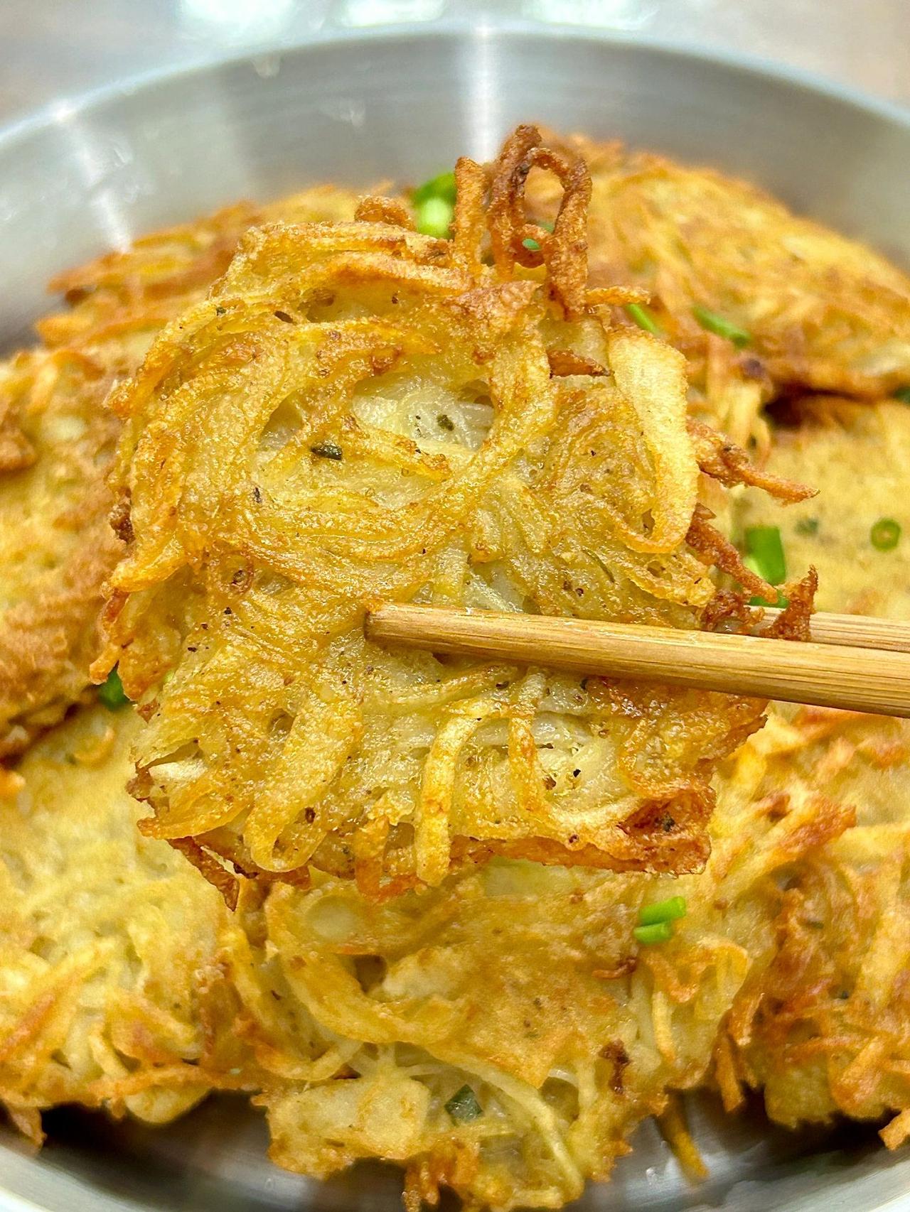 嘎嘣脆的土豆丝饼，外脆里糯有手就会
随手一做的土豆丝都很一绝，外酥里糯，太香啦～