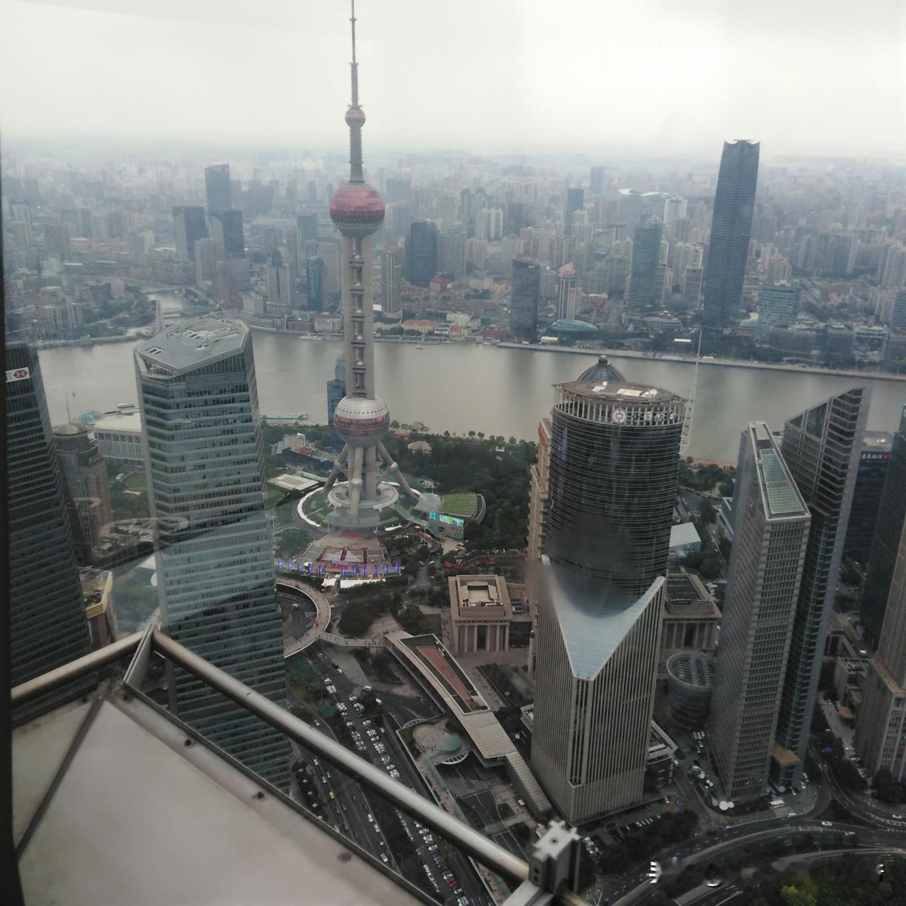上联:河水流过郑板桥，
下联:长江出口上海滩。