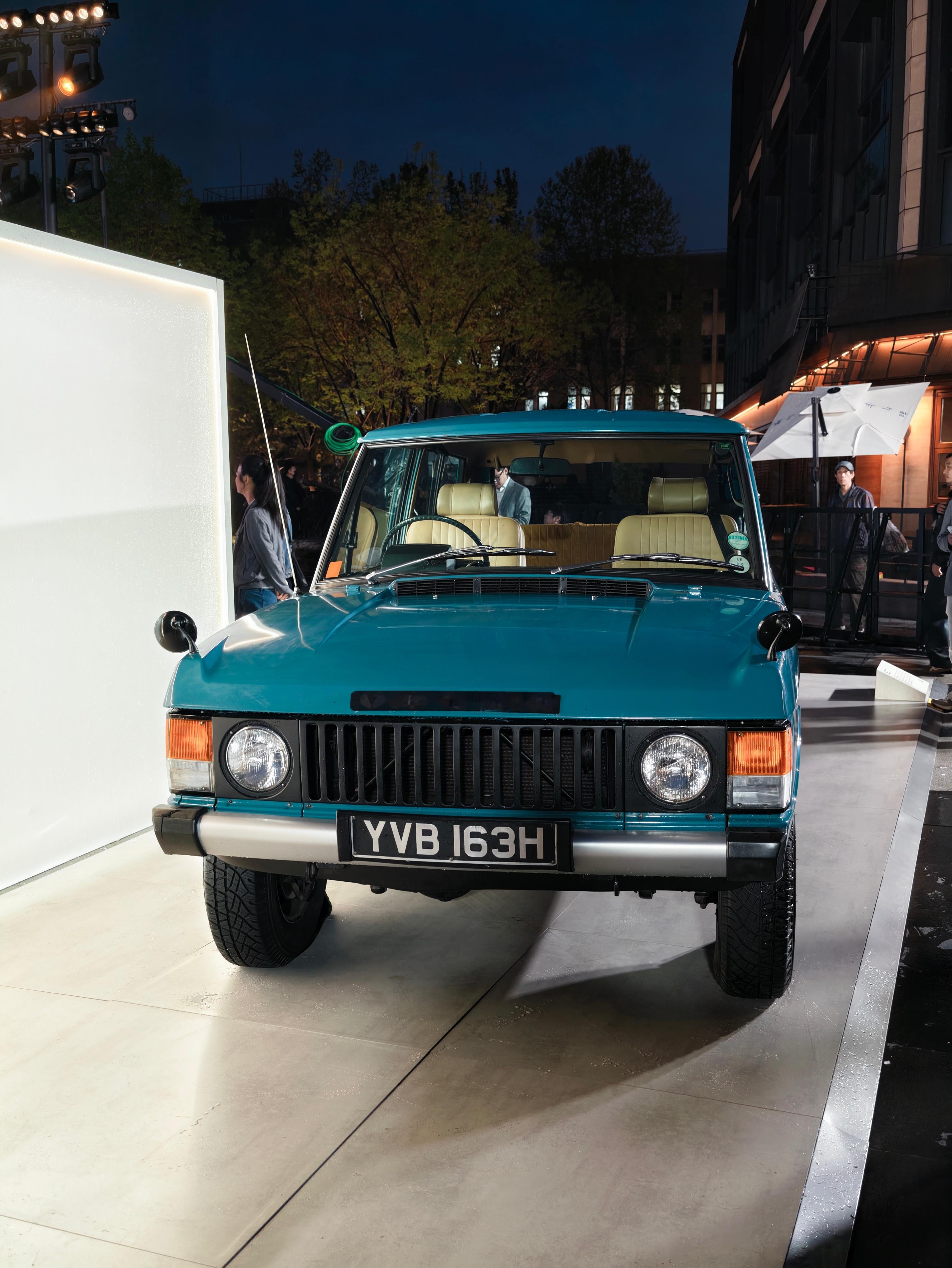 揽胜SV马年高定版亮相，限量3台。祝大家都能开上大揽胜 