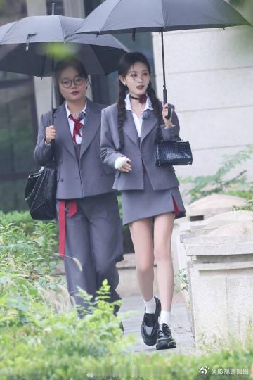 #李一桐制服撑伞路透##李一桐职业精英风#李一桐女子推理社上班饭拍☔制服套装撑伞