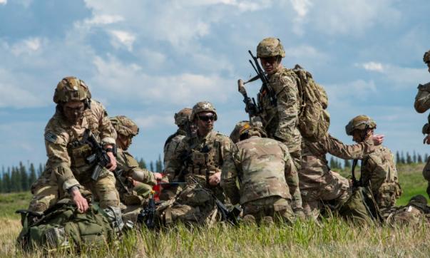 特朗普调动美军，准备 “大战” 明尼苏达州国民警卫队？

特朗普这是要让美军和自