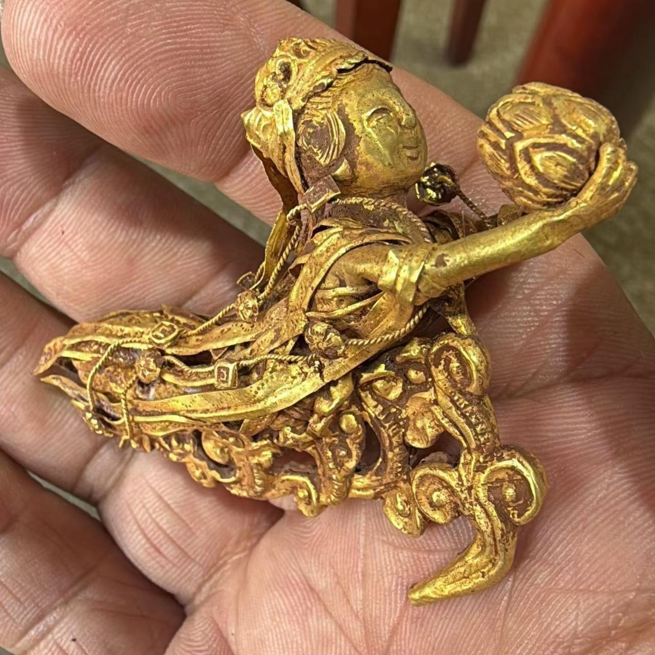 哪位老师知道这飞天的藏传黄金佛像叫什么名称？