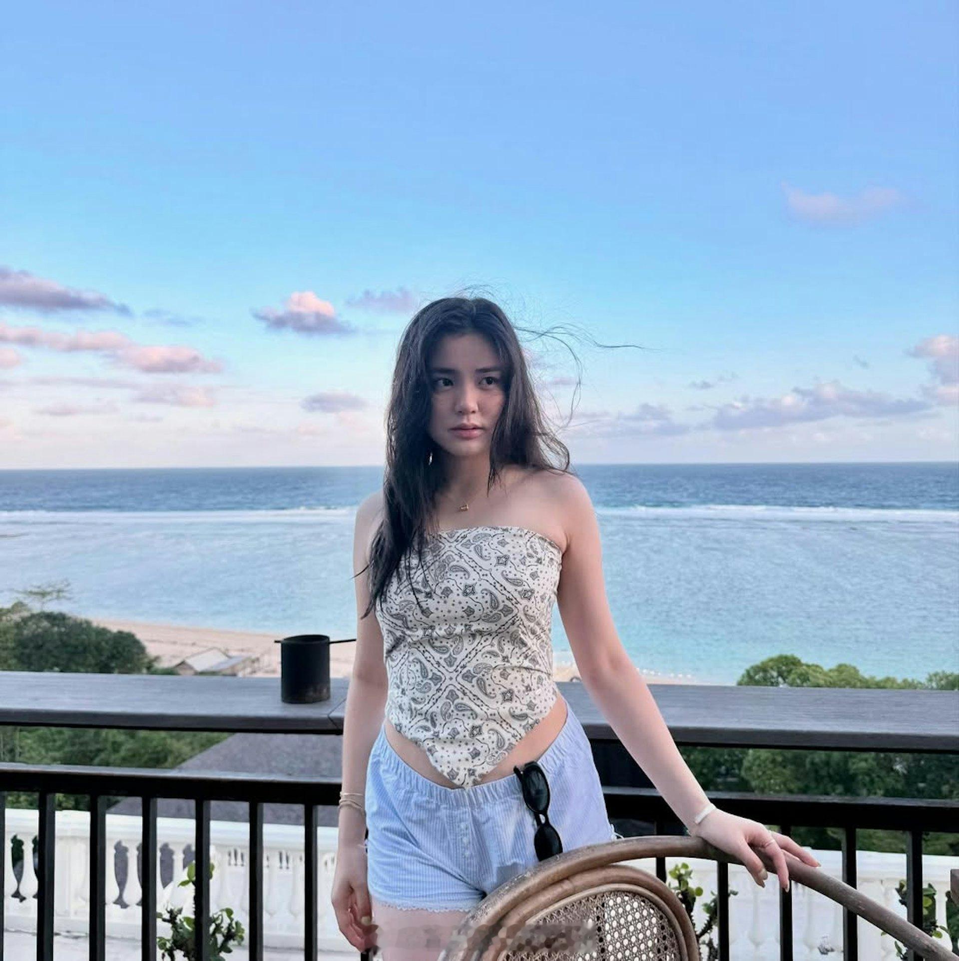 19岁姚焯菲身着透视蕾丝造型拍摄广告 一改往日稚嫩风格尽显女人味选秀节目出身的姚