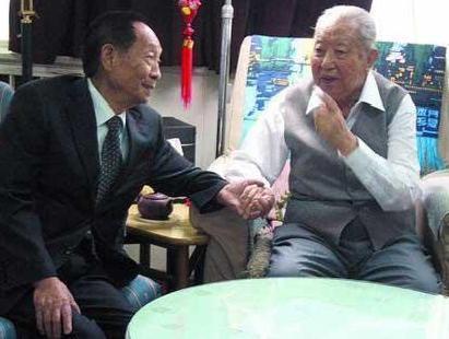 2006年6月9日，袁隆平院士到北京出差，听说华国锋同志身体欠佳，特意抽空去家中