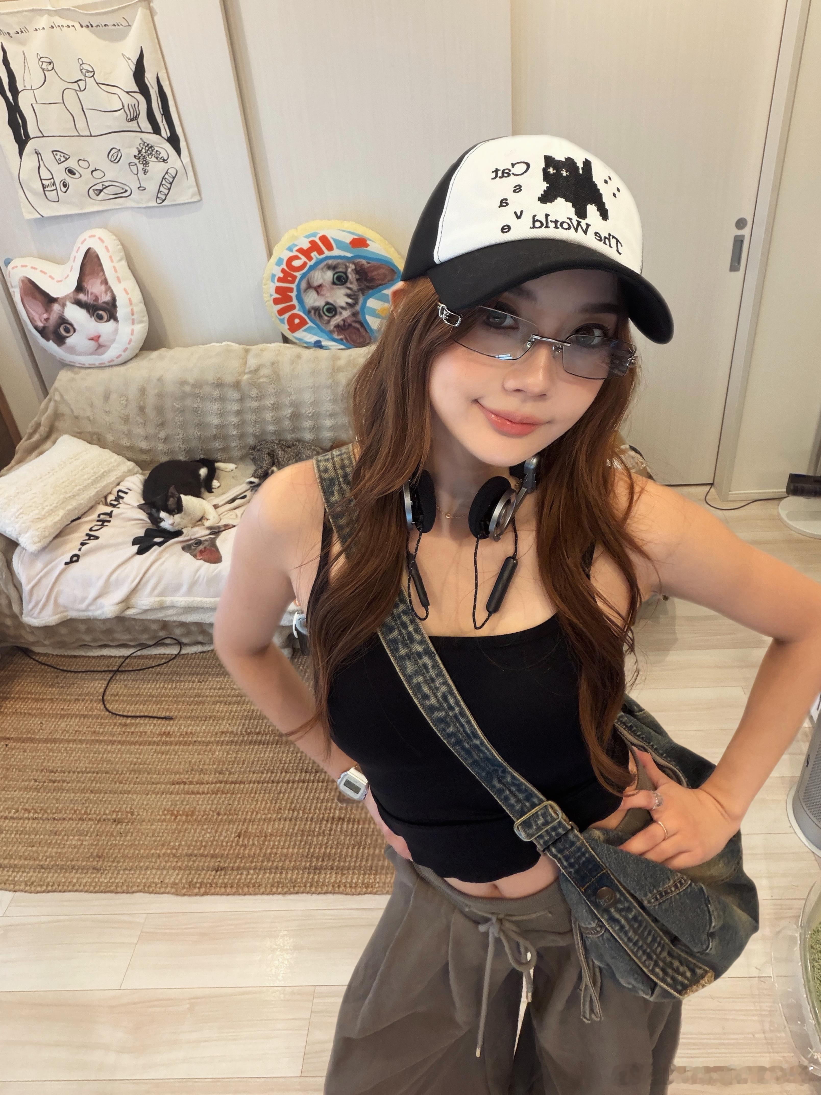 🐱🏠小咪偷看我拍照🤳 