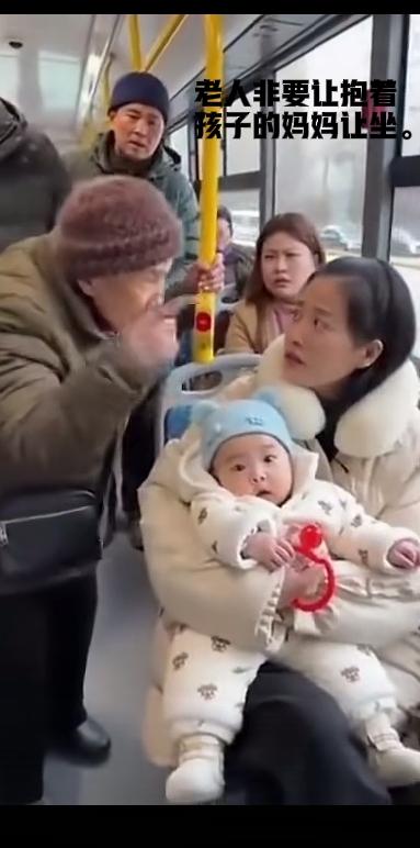 冰雪地里拍婚纱照，新娘裹着厚外套还冻得直接举着酒瓶喝酒取暖——这画面又好笑又让人