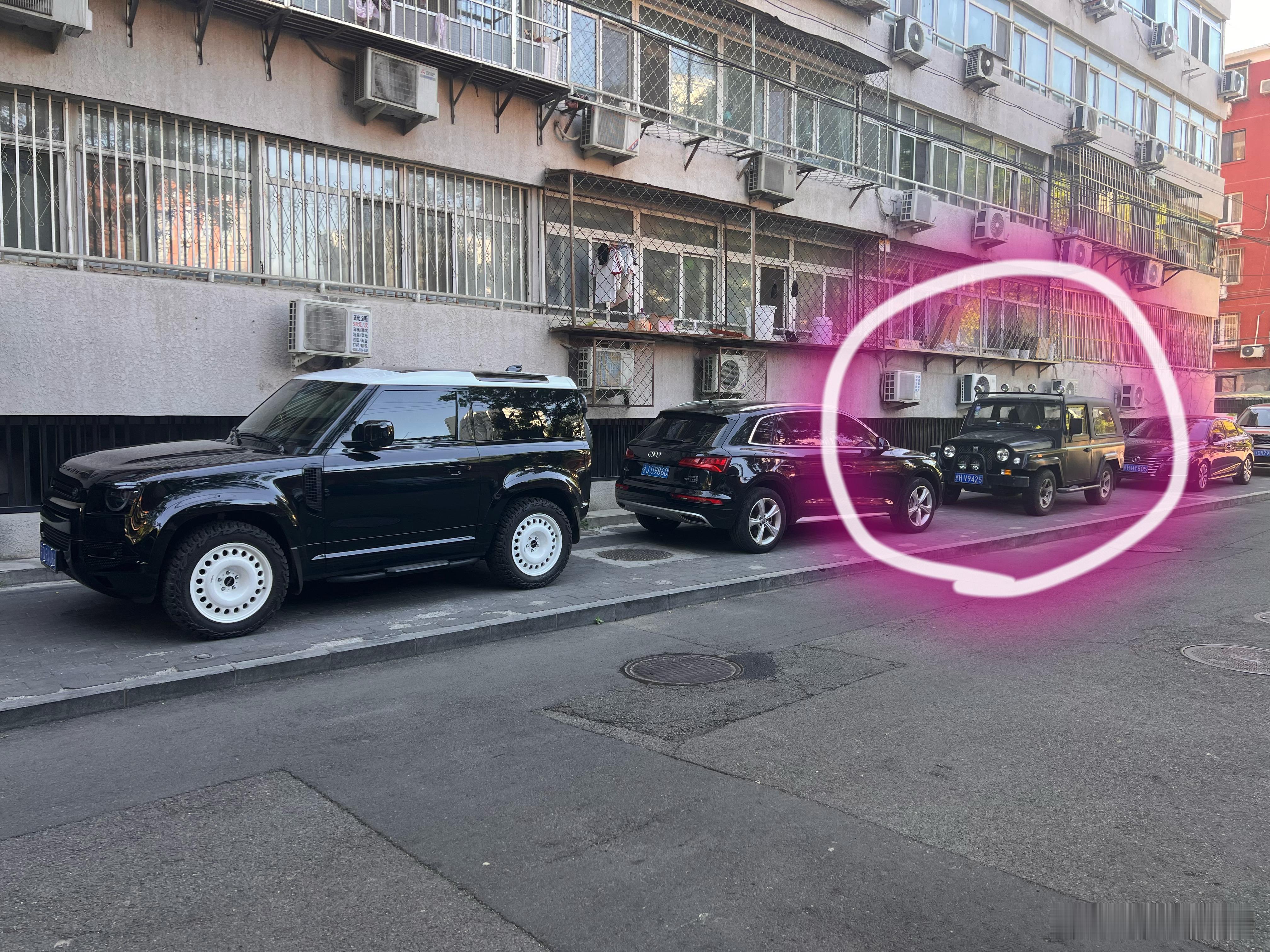 短短的路虎卫士90配长得贼像钢圈的Rotiform轮真是好文明……和俩门的二蛋战