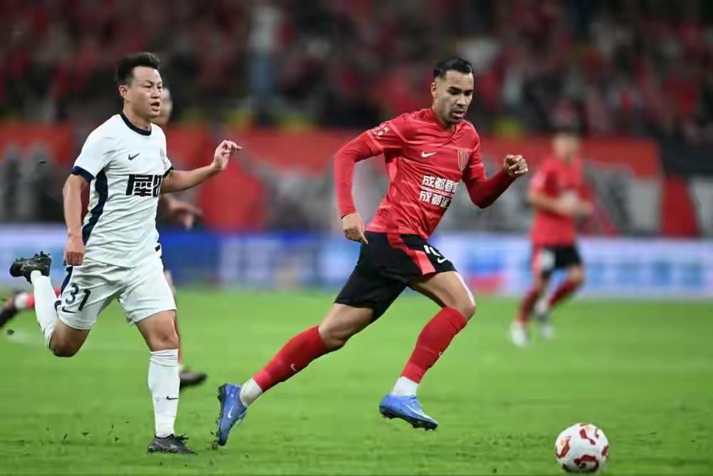 济南小伙德尔加多离开成都蓉城，回到山东泰山队参加集体训练，近日到海口与球队汇合。