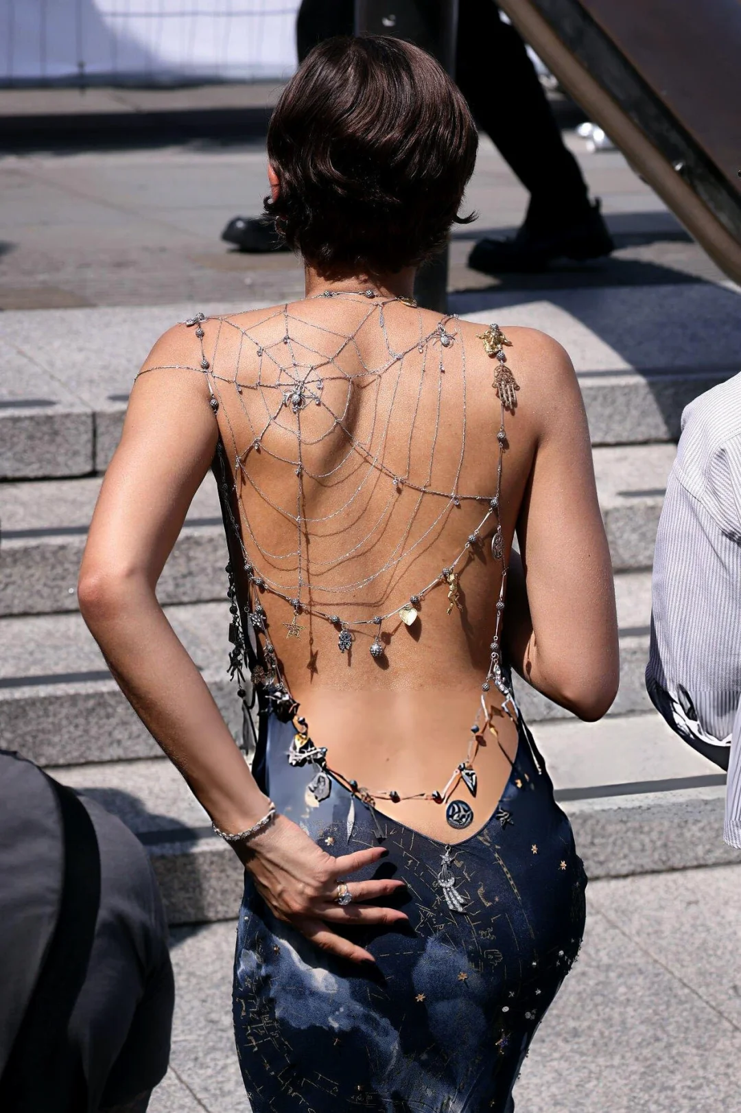 蜘蛛夫人Zendaya又一条极美的“蛛网”古董裙！