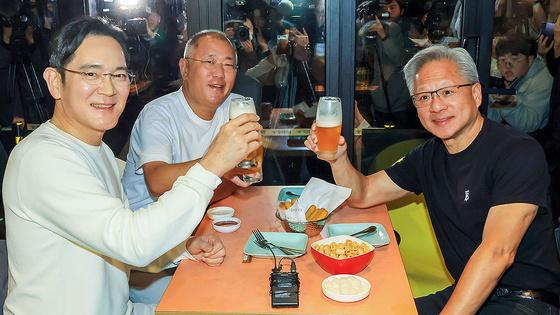 英伟达黄仁勋、三星李在镕、现代郑义宣一起吃炸鸡喝啤酒。

这三位大佬的身价加起来