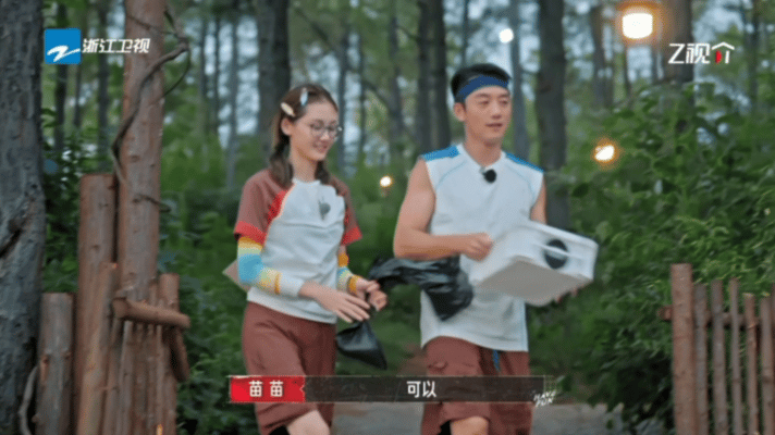 谁被郑恺苗苗的互动甜到了？ 自贸点交易收尾后，郑恺第一时间给苗苗送肉，给完之后才